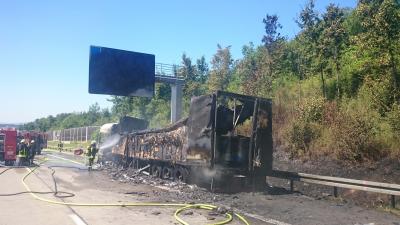 Lkw brennt auf der A8 bei Aichelberg vollstaendig aus - A8 gesperrt